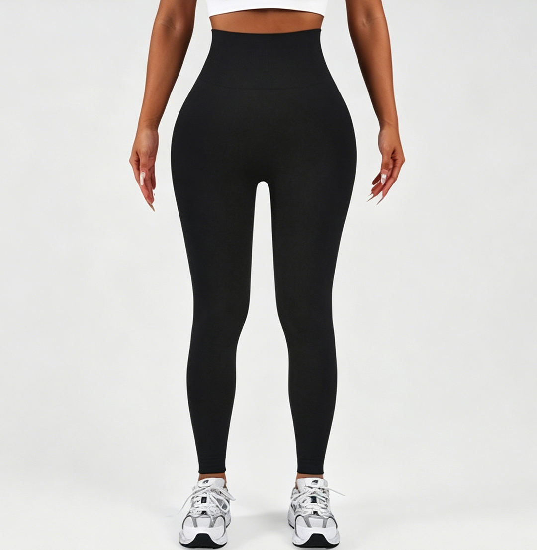 High-waist seamless leggings in black, front view